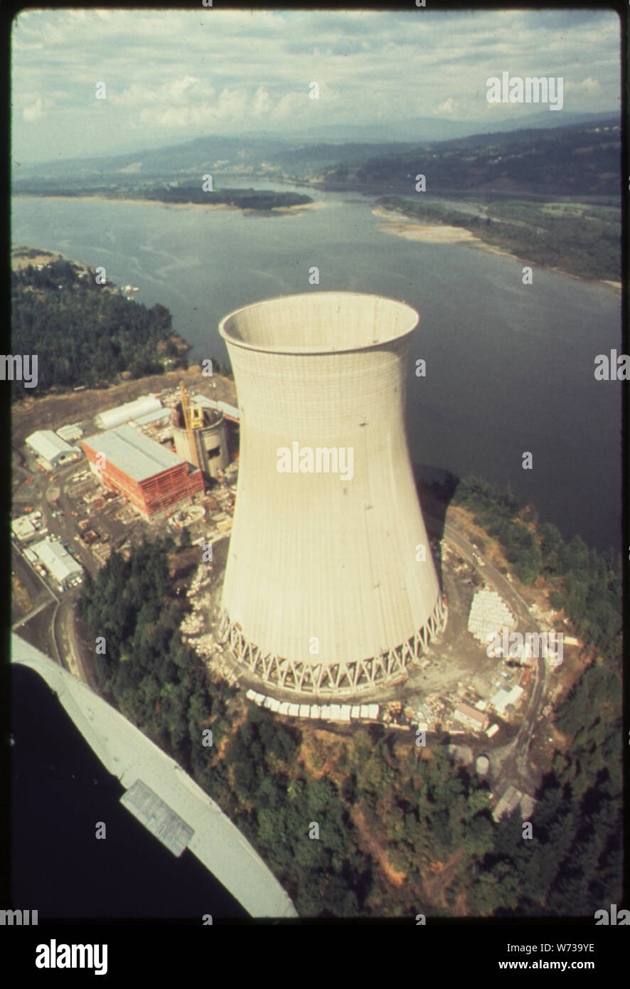 THE TROJAN NUCLEAR POWER PLANT ON THE COLUMBIA RIVER. (FROM THE SITES EXHIBITION. FOR OTHER IMAGES IN THIS ASSIGNMENT, SEE FICHE NUMBERS 42, 43, 44, 45, 46, 47.) Stock Photo