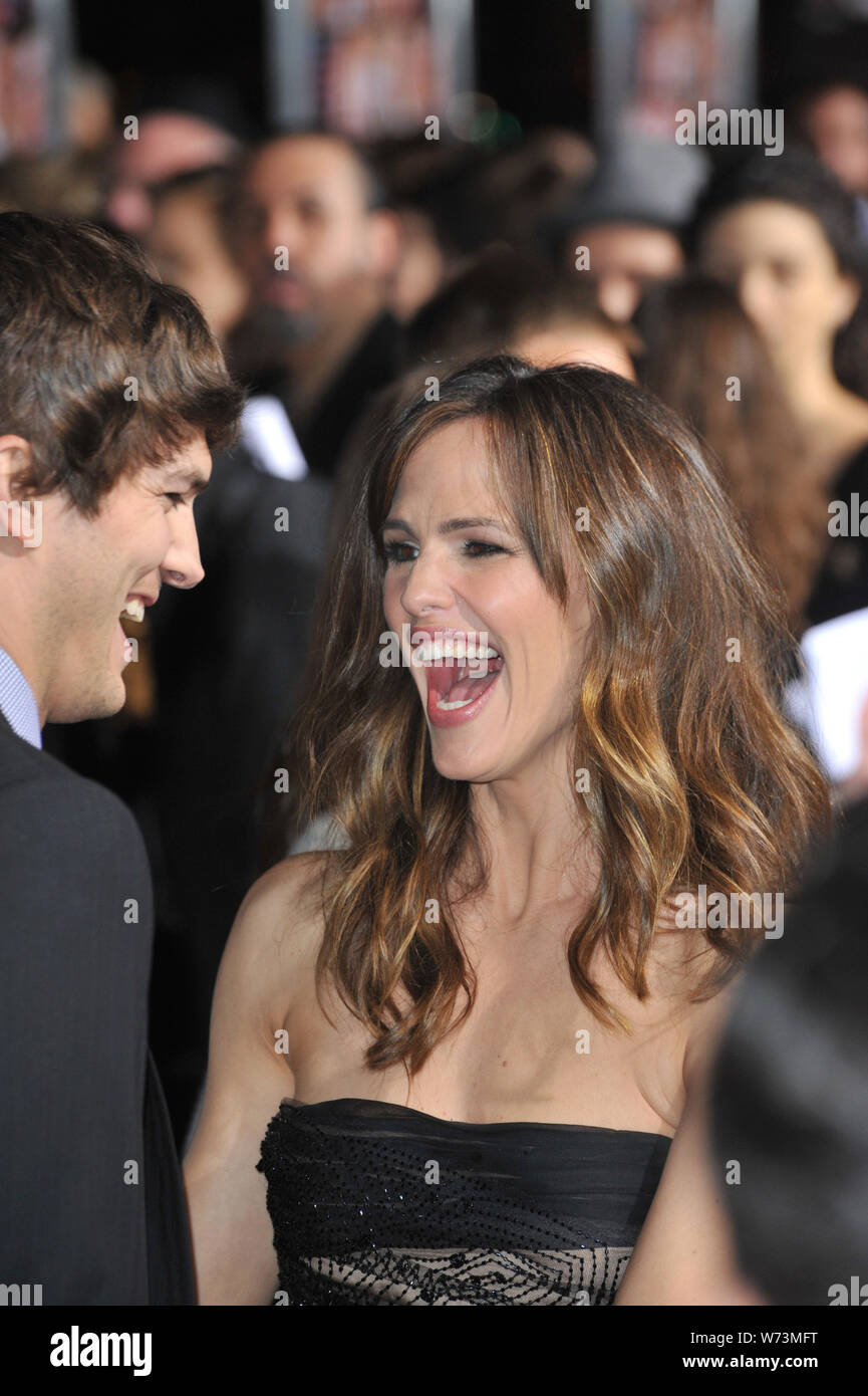 LOS ANGELES, CA. February 08, 2010: Ashton Kutcher & Jennifer Garner at