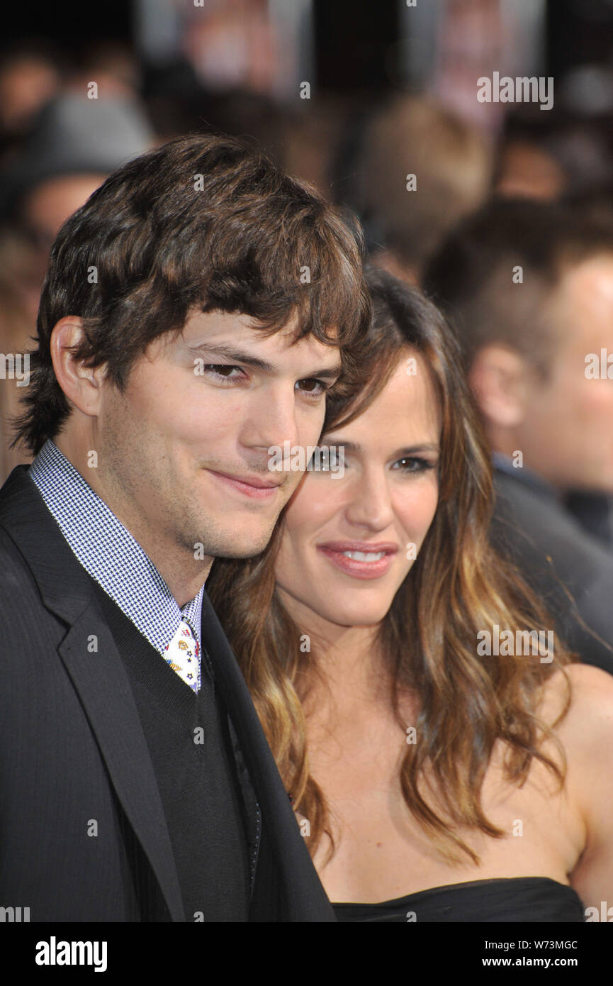 LOS ANGELES, CA. February 08, 2010: Ashton Kutcher & Jennifer Garner at