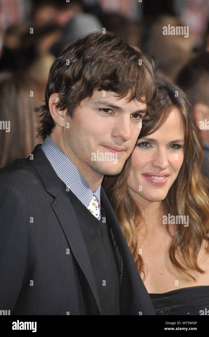 LOS ANGELES, CA. February 08, 2010: Ashton Kutcher & Jennifer Garner at