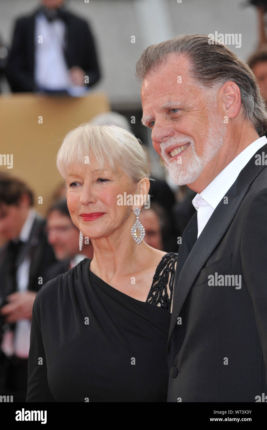 CANNES, FRANCE. May 12, 2010: Dame Helen Mirren & husband Taylor Hackford  at the premiere of "Robin Hood" the opening film at the 63rd Festival de  Cannes. © 2010 Paul Smith / Featureflash Stock Photo - Alamy