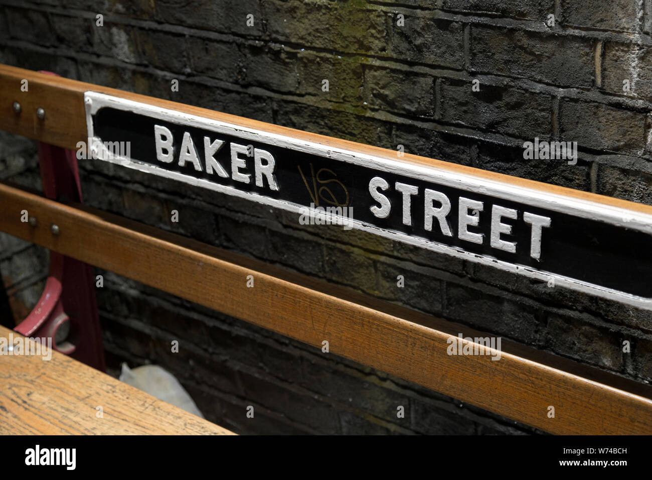 Baker Street Underground Station, Wooden Bench with Tube Station Sign, London, England, UK Stock Photo