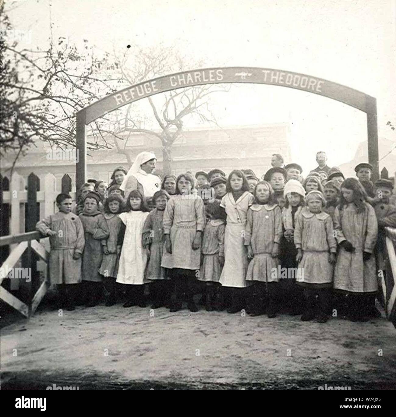 De kinderen van de Ecole Charles-Théodore poseren bij de schoolpoort. Stock Photo