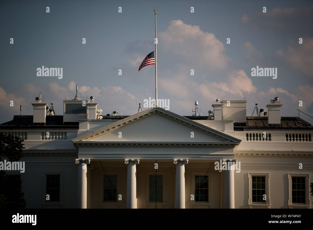 Washington, USA. 4th Aug, 2019. A U.S. national flag flies at half-mast above the White House to mourn for the mass shooting victims in El Paso and Dayton, Washington, DC, the United States, on Aug. 4, 2019. Two mass shootings in the United States left 29 people dead and dozens injured. Credit: Ting Shen/Xinhua Stock Photo