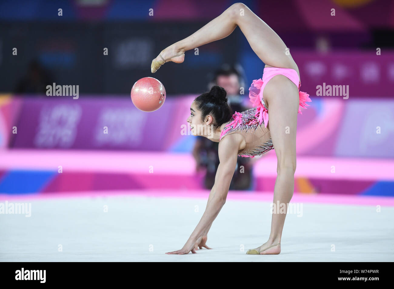 Lima, Peru. 4th Aug, 2019. NATALIE GARCIA from Canada bounces the ball with her foot over her head during the competition held in the Polideportivo Villa El Salvador in Lima, Peru. Credit: Amy Sanderson/ZUMA Wire/Alamy Live News Stock Photo