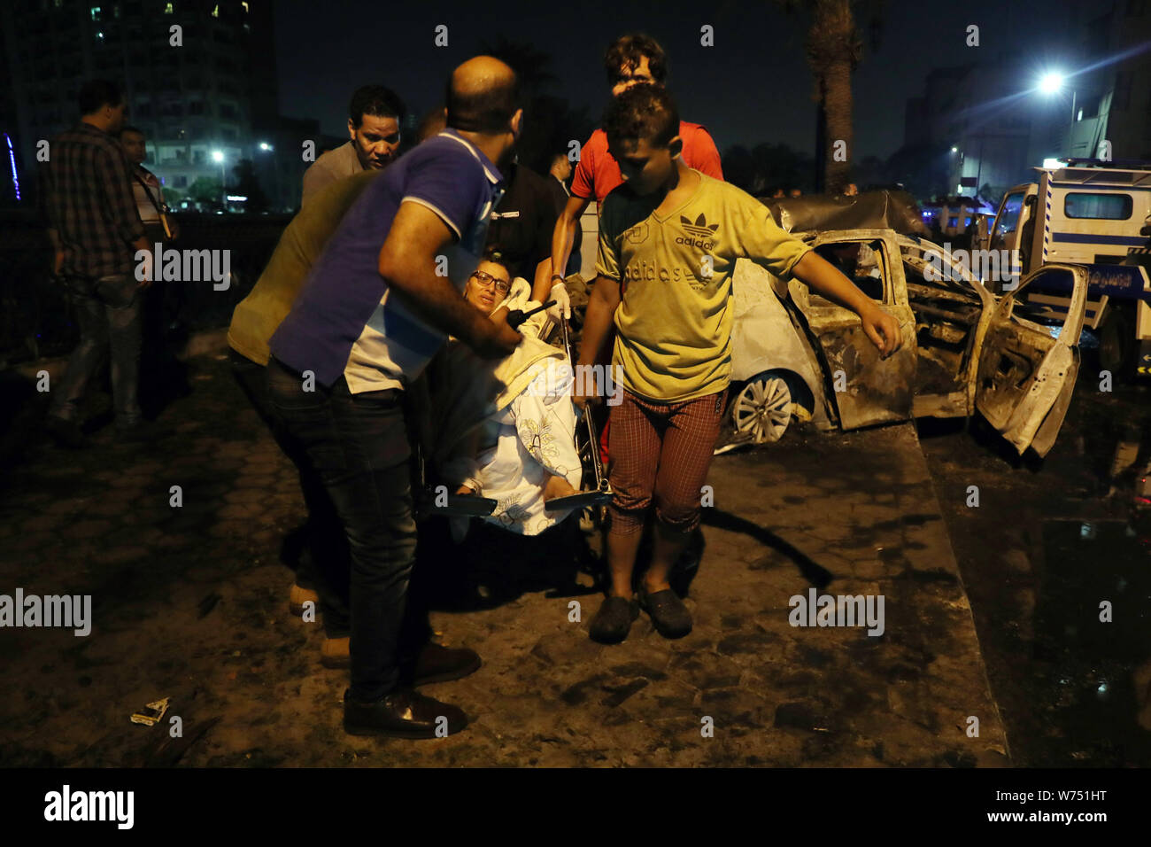 Cairo, Egypt. 5th Aug, 2019. People help an injured woman at the site of an explosion in Cairo, Egypt, Aug. 5, 2019. At least 16 people were killed and 21 others wounded after a multi-vehicle crash and the ensuing explosion on Monday in central Cairo, Egypt's Health Ministry said in a statement. Credit: Ahmed Gomaa/Xinhua/Alamy Live News Stock Photo