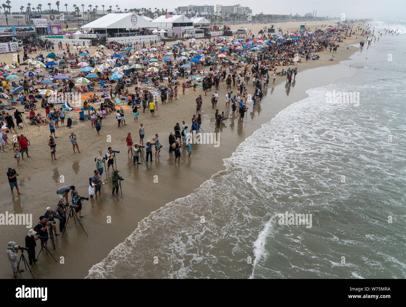 Orange County, USA. 4th Aug, 2019. People watch the finals of Vans US Open of Surfing at Huntington Beach, California, the United States, on Aug. 4, 2019. Credit: Qian Weizhong/Xinhua/Alamy Live News Stock Photo