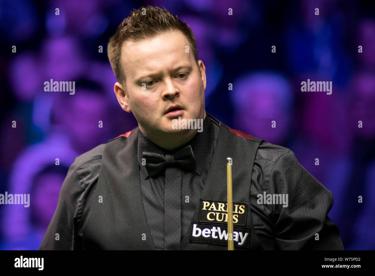 Shaun Murphy of England considers a shot to Ronnie O'Sullivan of