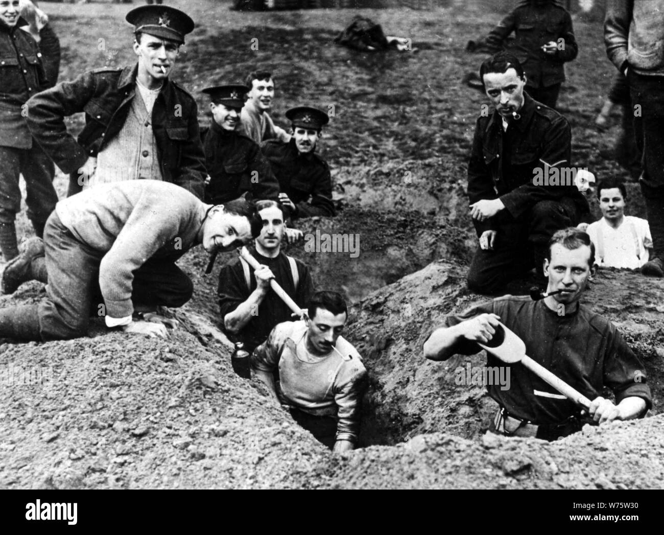 WW1 Training Lord Kitchener's Army, trench digging Stock Photo