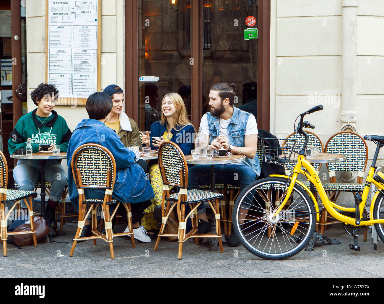 Paris cafe bike hi res stock photography and images Alamy