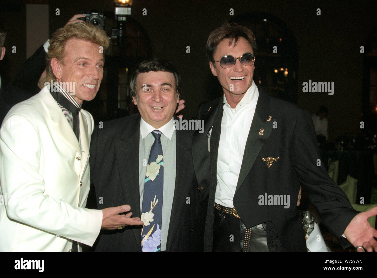 Siegfried (l) and Roy (r) celebrate Roy's birthday on 02.10.1995 at the Prinzregententheater in Munich with concert promoter Marcel Avram (M). Roy Horn was born on 3 October 1944 in Nordenham as Uwe Ludwig Horn. | usage worldwide Stock Photo