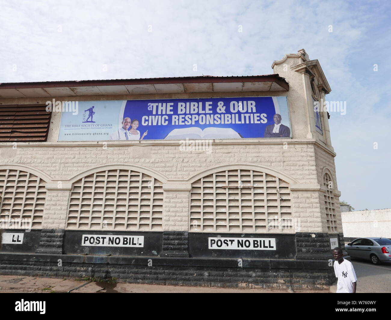 Straßenszene in Jamestown, dem wohl ältesten Stadtteil von Accra (Ghana) im August 2018. Auf dem Haus steht der der Hinweis 'The Bible & our civic Responsibility' sowie der Hinweis 'Post no bill'. | usage worldwide Stock Photo