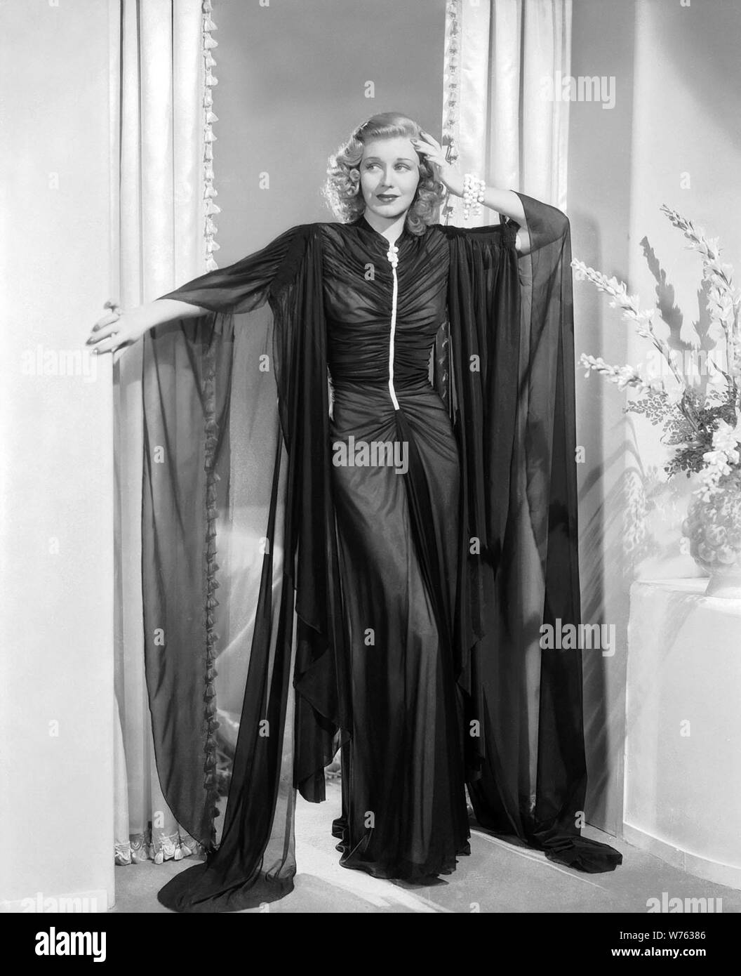 GINGER ROGERS in SHALL WE DANCE (1937), directed by MARK SANDRICH. Credit: RKO / Album Stock Photo