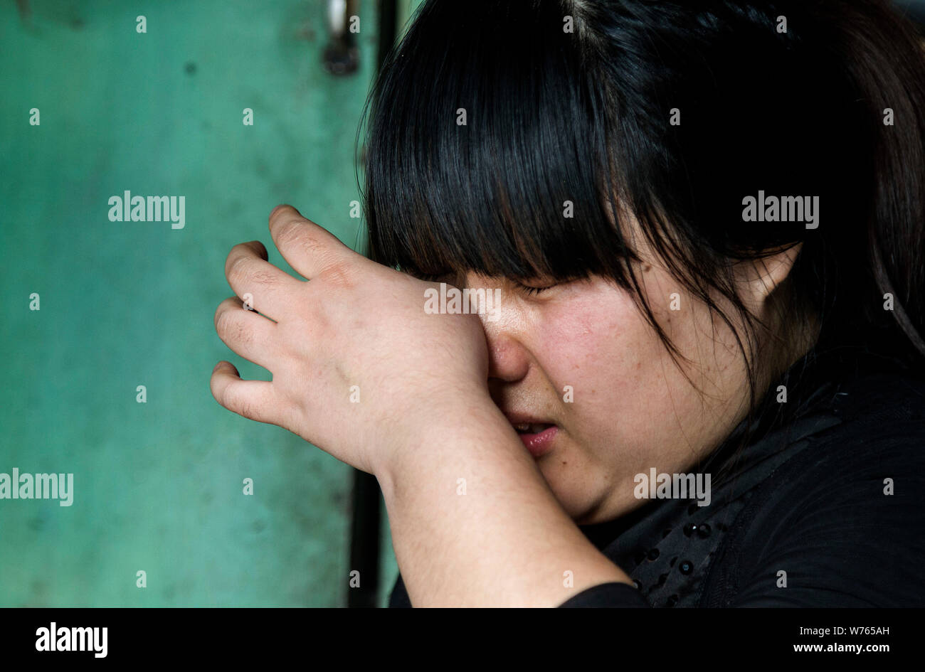 28 Year Old Chinese Woman Meng Xianglan Diagnosed With Aplastic Anemia Weeps As She Gives Up Receiving Treatment To Save Medical Expenses For Her 6 Ye Stock Photo Alamy