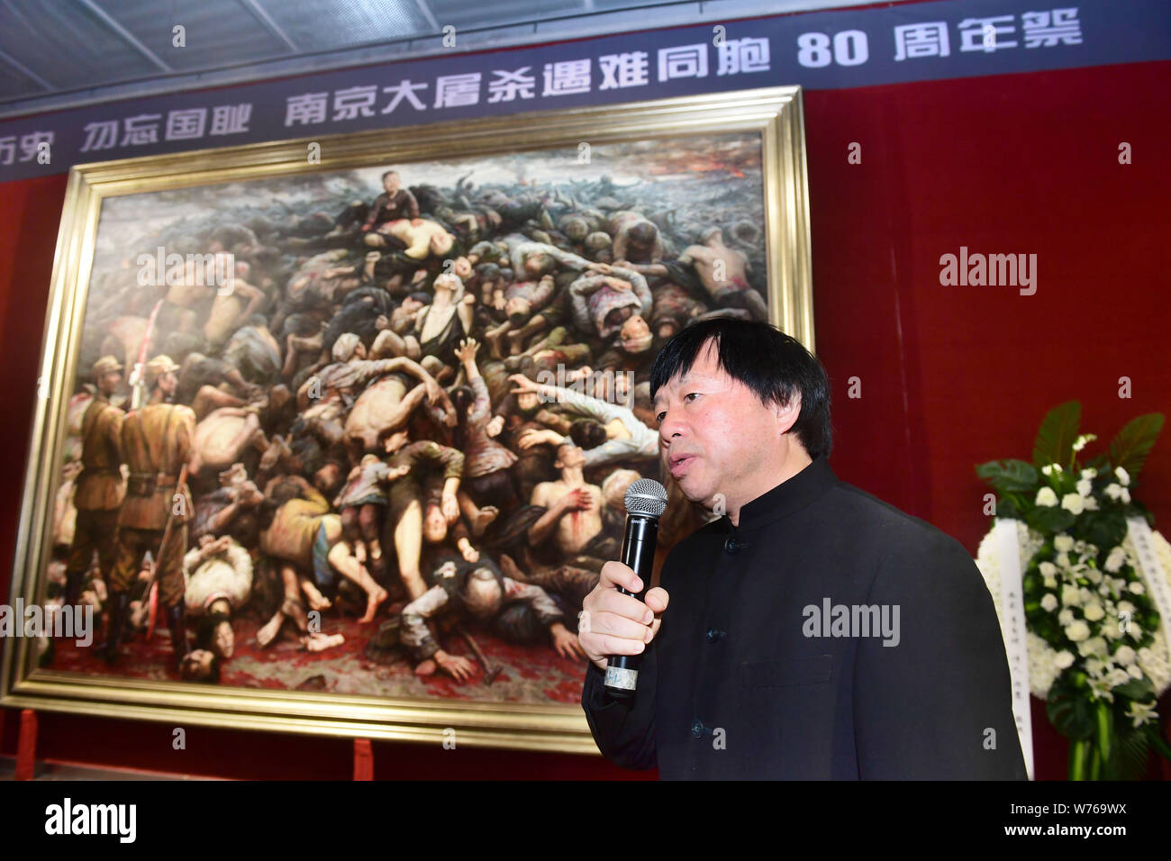 US-based Chinese artist Li Zijian introduces the creative process of his oil painting "Nanjing Massacre" to visitors on China's fourth National Memori Stock Photo