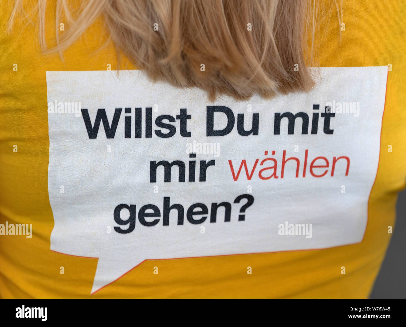 05 August 2019 Saxony Dresden On A T Shirt Of A Young Woman From The Youth Editorial Office Of The Saxon State Centre For Political Education The Words Wilst Du Mit Mir Wahlen