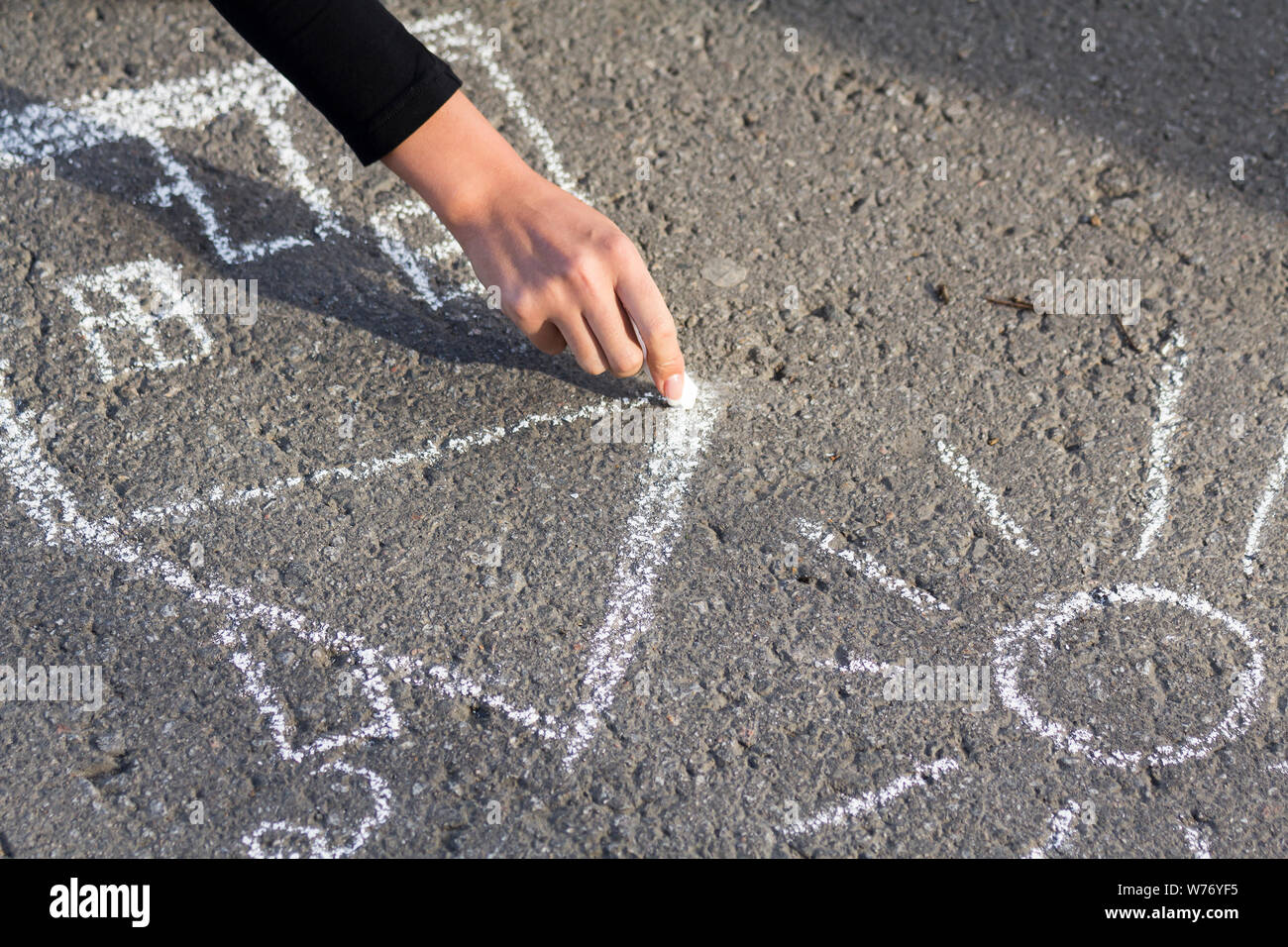 Асфальтовая мелка. Асфальтная крошка. Рисунки на асфальте белым мелом. Асфальтовая мелка. Щебеночно-мастичная асфальтобетонная смесь щма-20.