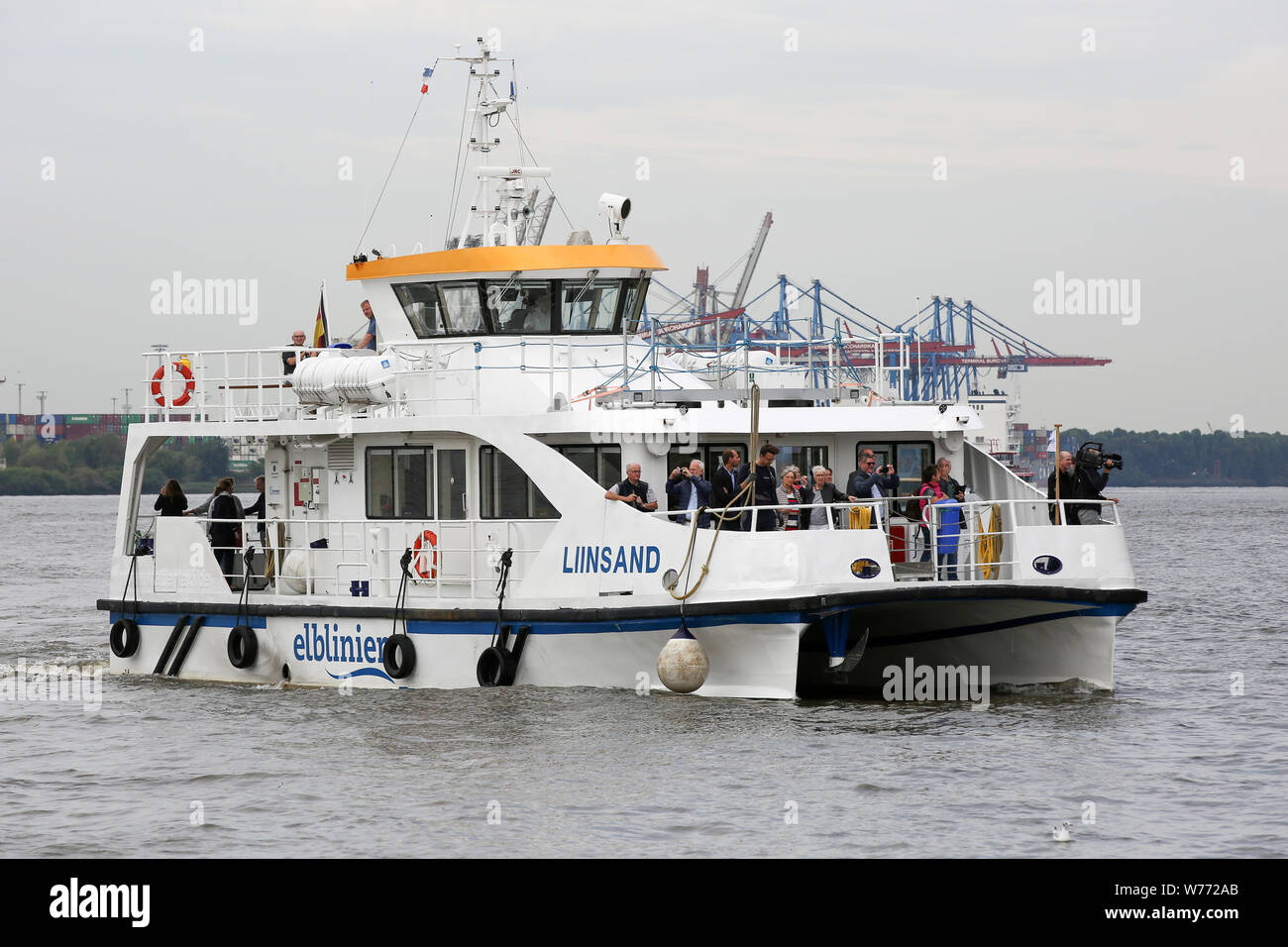 Hamburg, Germany. 05th Aug, 2019. The Elbe ferry 'Liinsand' sails in the port of Hamburg. A new ferry service on the Elbe started operation on Monday, 05.08.2019. The passenger ferry will run three times a day between Stade (Stadersand), Wedel and Hamburg on the Elbe. It has a hybrid drive (diesel/electric) and can carry 50 passengers and 15 bicycles. Credit: Bodo Marks/dpa/Alamy Live News Stock Photo
