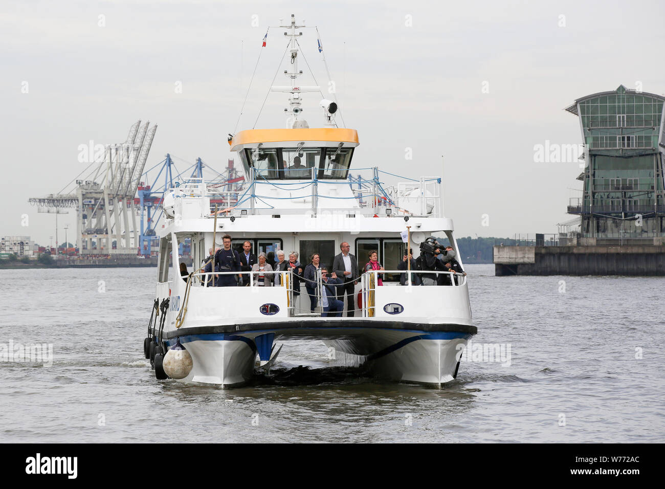 Hamburg, Germany. 05th Aug, 2019. The Elbe ferry 'Liinsand' sails in the port of Hamburg. A new ferry service on the Elbe started operation on Monday, 05.08.2019. The passenger ferry will run three times a day between Stade (Stadersand), Wedel and Hamburg on the Elbe. It has a hybrid drive (diesel/electric) and can carry 50 passengers and 15 bicycles. Credit: Bodo Marks/dpa/Alamy Live News Stock Photo