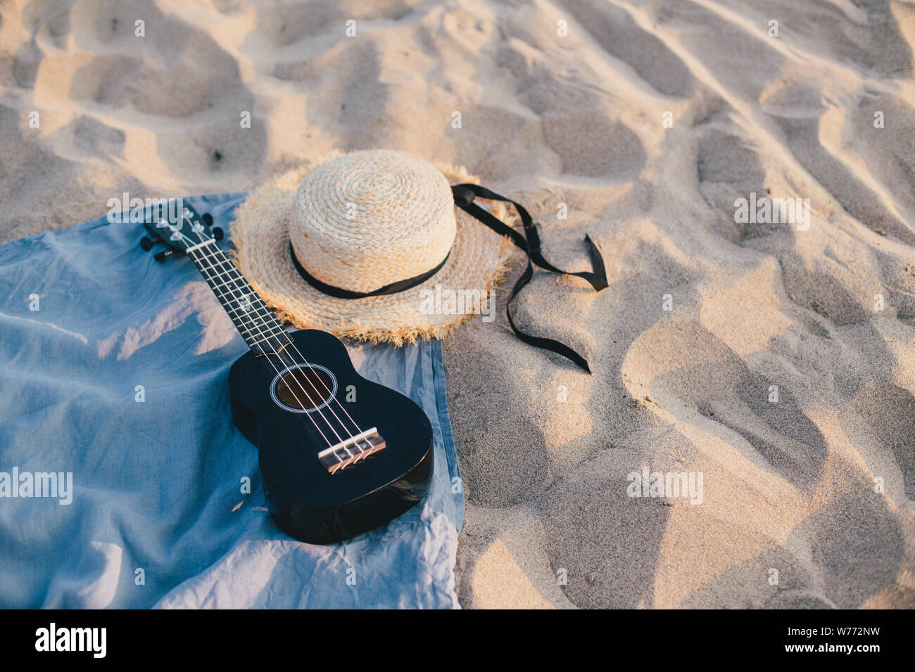 Wedge Visne Opsætning Still life with straw hat and ukulele on the beach. Summer concept Stock  Photo - Alamy