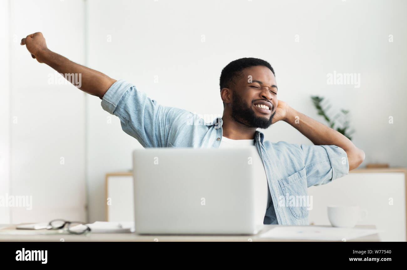 African american guy stretching hi-res stock photography and images - Alamy