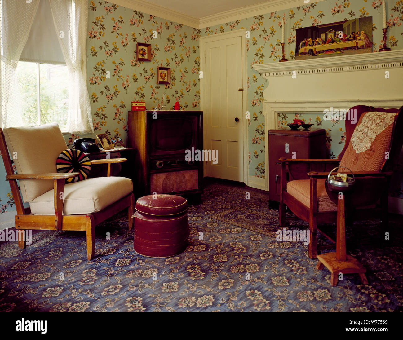 1950s living room interior at Strawbery Banke Museum, Portsmouth, New Hampshire Physical description: 1 transparency : color ; 4 x 5 in. or smaller.  Notes: Stock Photo