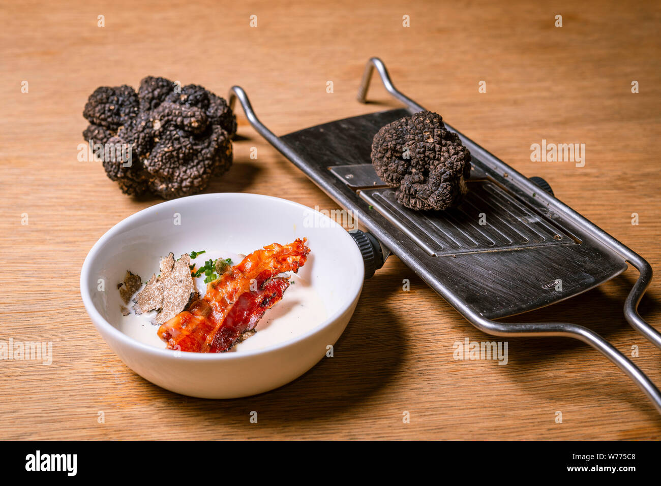 Bragelogne Beauvoir (north-eastern France): Burgundy truffles. The Burgundy truffle is part of the same family as the black Perigord truffle. Cooking Stock Photo