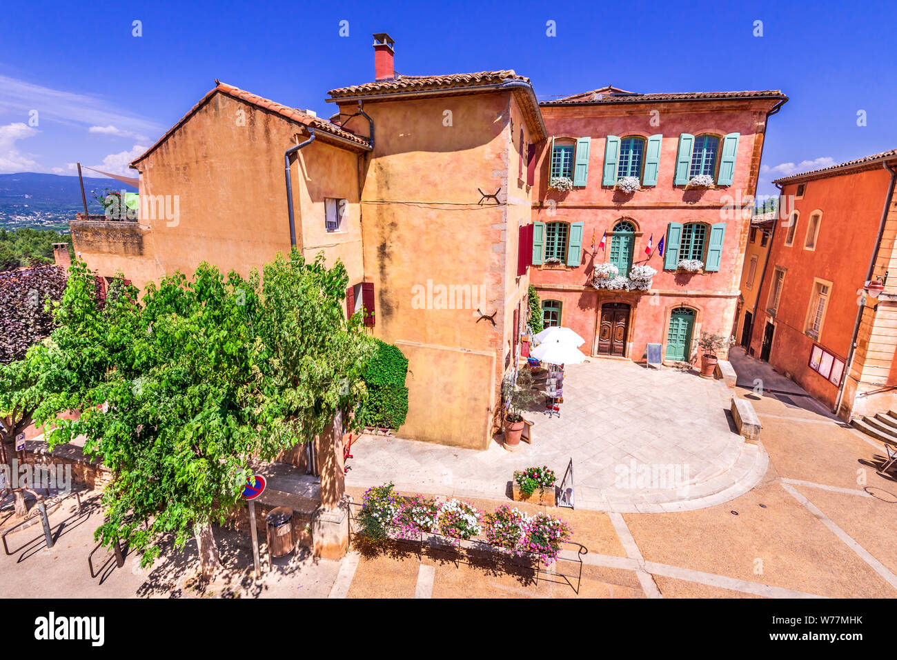 Roussillon, Vaucluse. The red hilltop village of Provence, France most beautiful places. Stock Photo