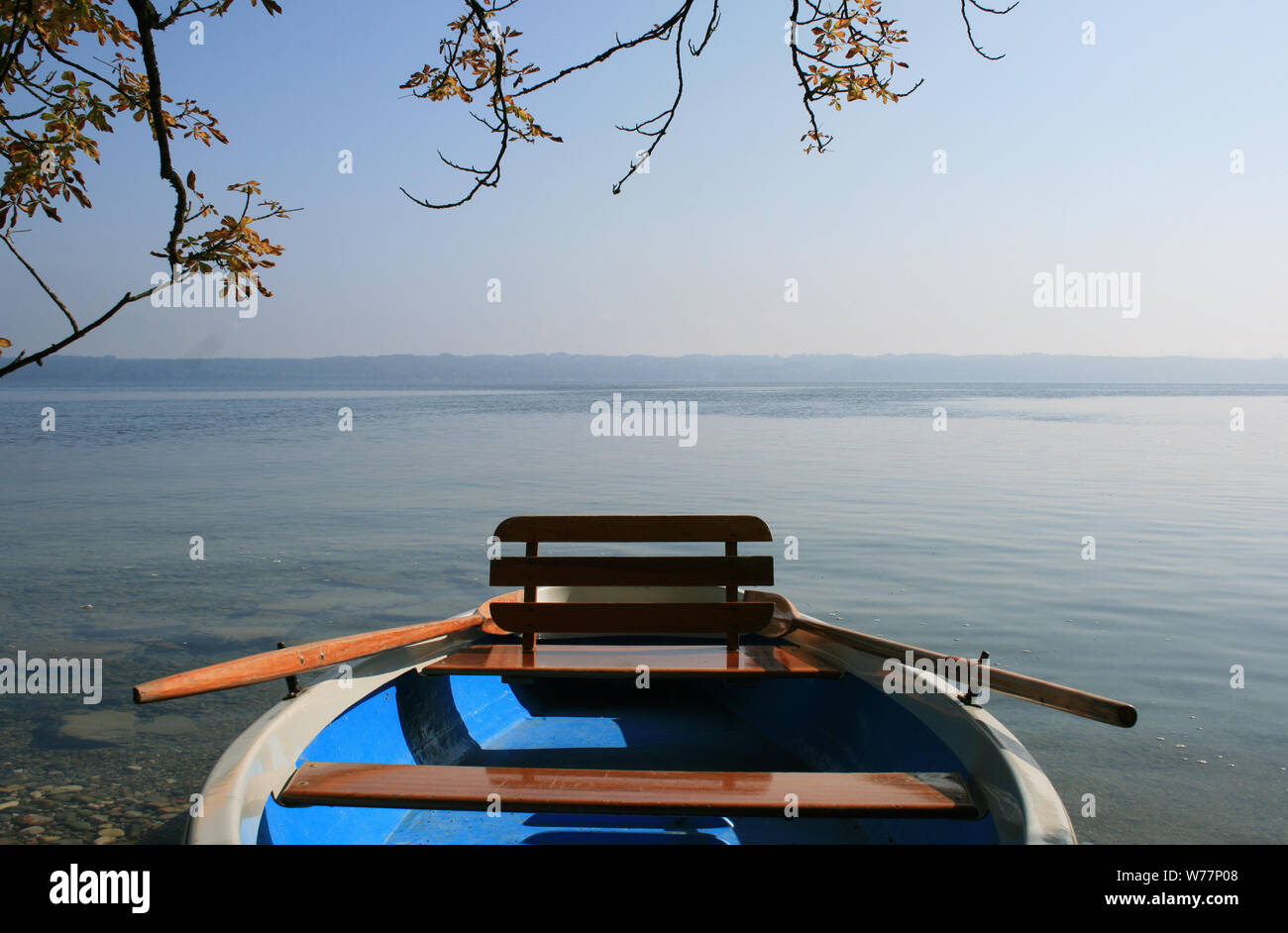 Ausschnitt eines Paddelbootes im Vordergrund, im Hintergrund ruhiger See Stock Photo