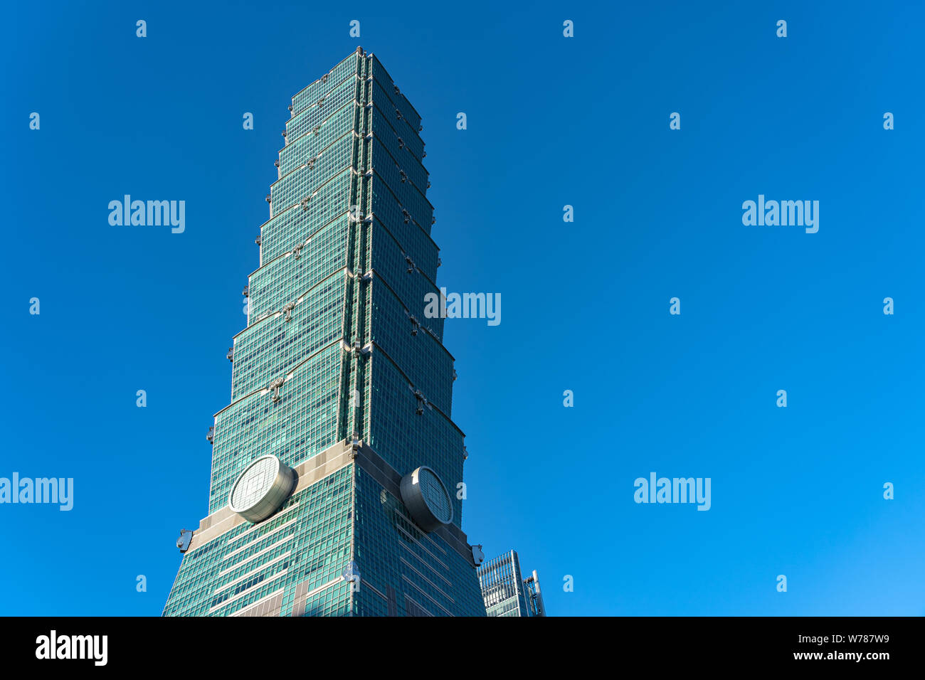 Teapi 101 Taipei 101 skyscraper building close up view over dark blue sky ...