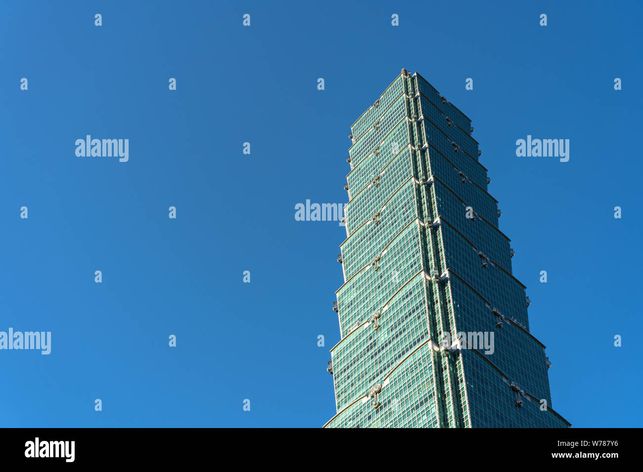 Teapi 101 Taipei 101 skyscraper building close up view over dark blue sky ...