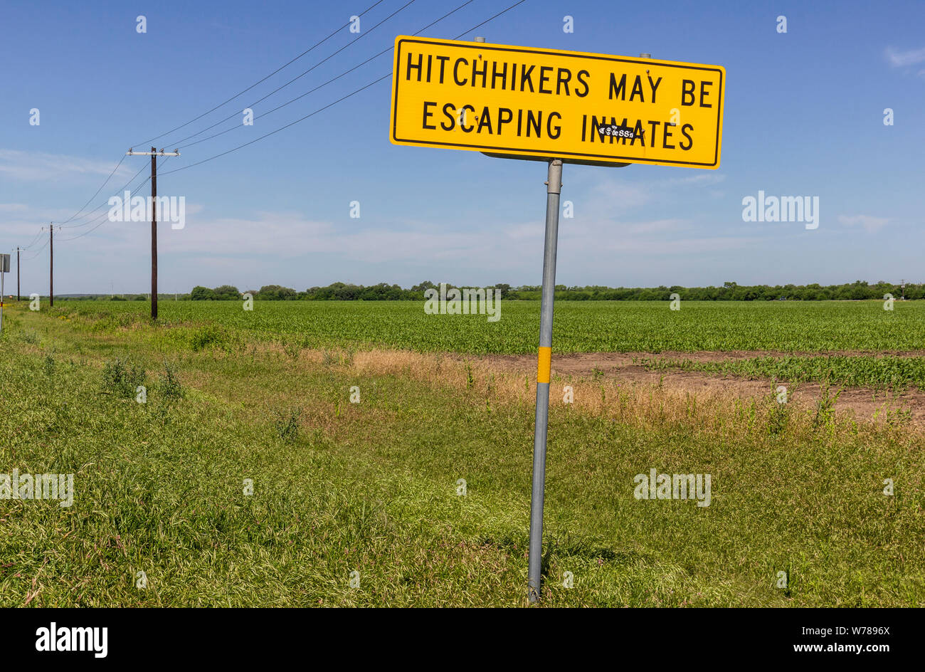 Hitchhikers may be escaping inmates sign. Between Hondo and Sabinal, Texas, USA Stock Photo