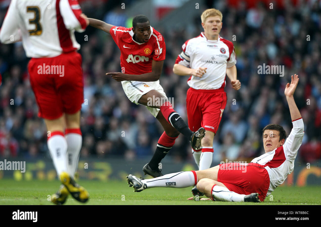 Sheffield United's Harry Maguire (right) makes a tackle on Manchester  United's Gyliano van Velzen (centre Stock Photo - Alamy