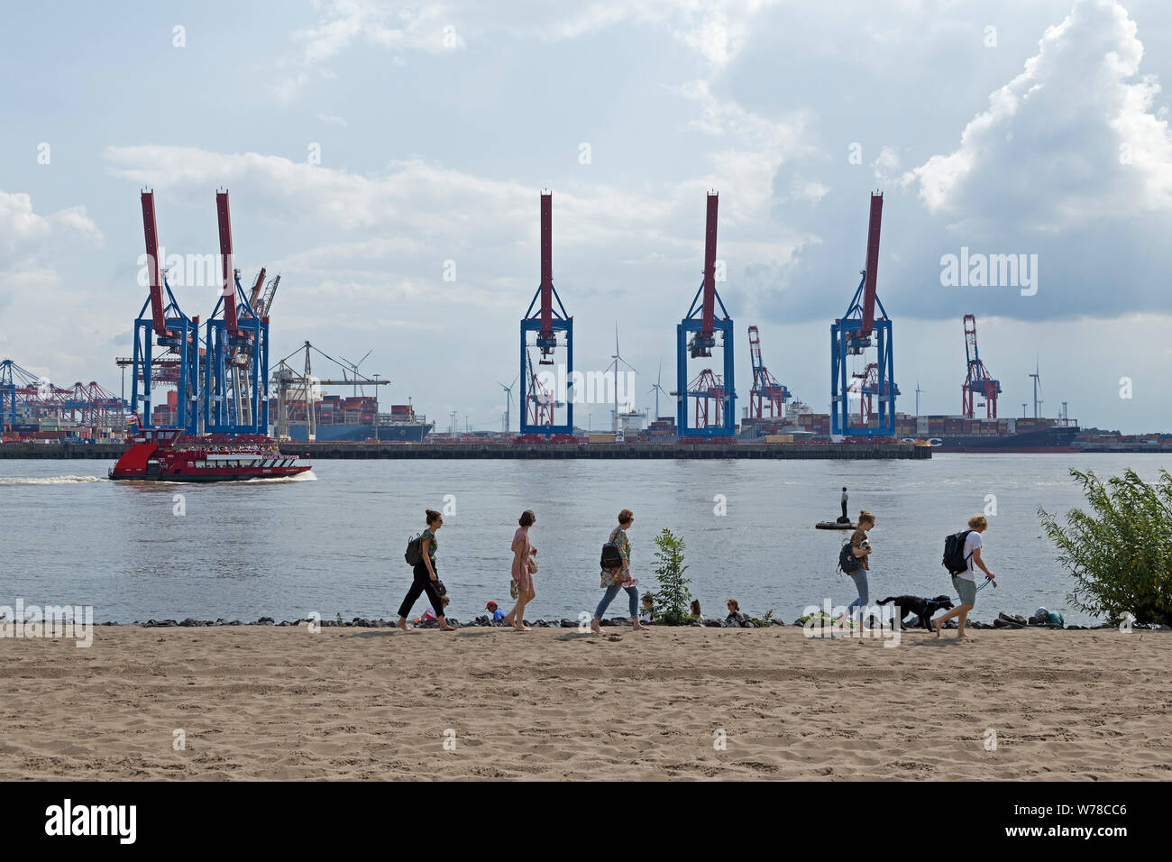 Elbe beach, Oevelgönne, in front of Container Terminal Burchard-Kai ...