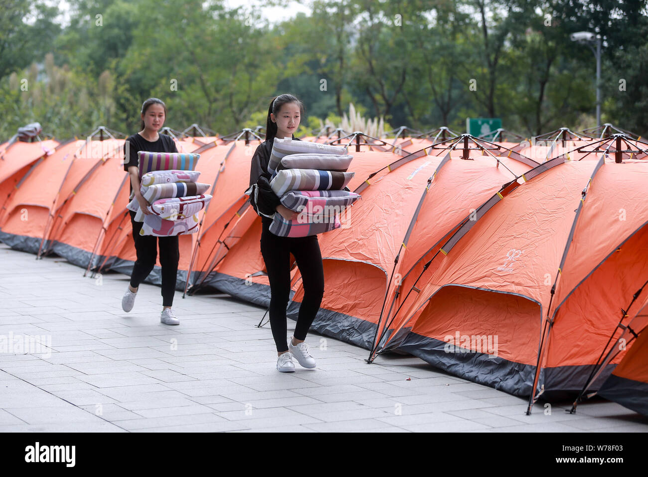 Set up tents hi res stock photography and images Alamy