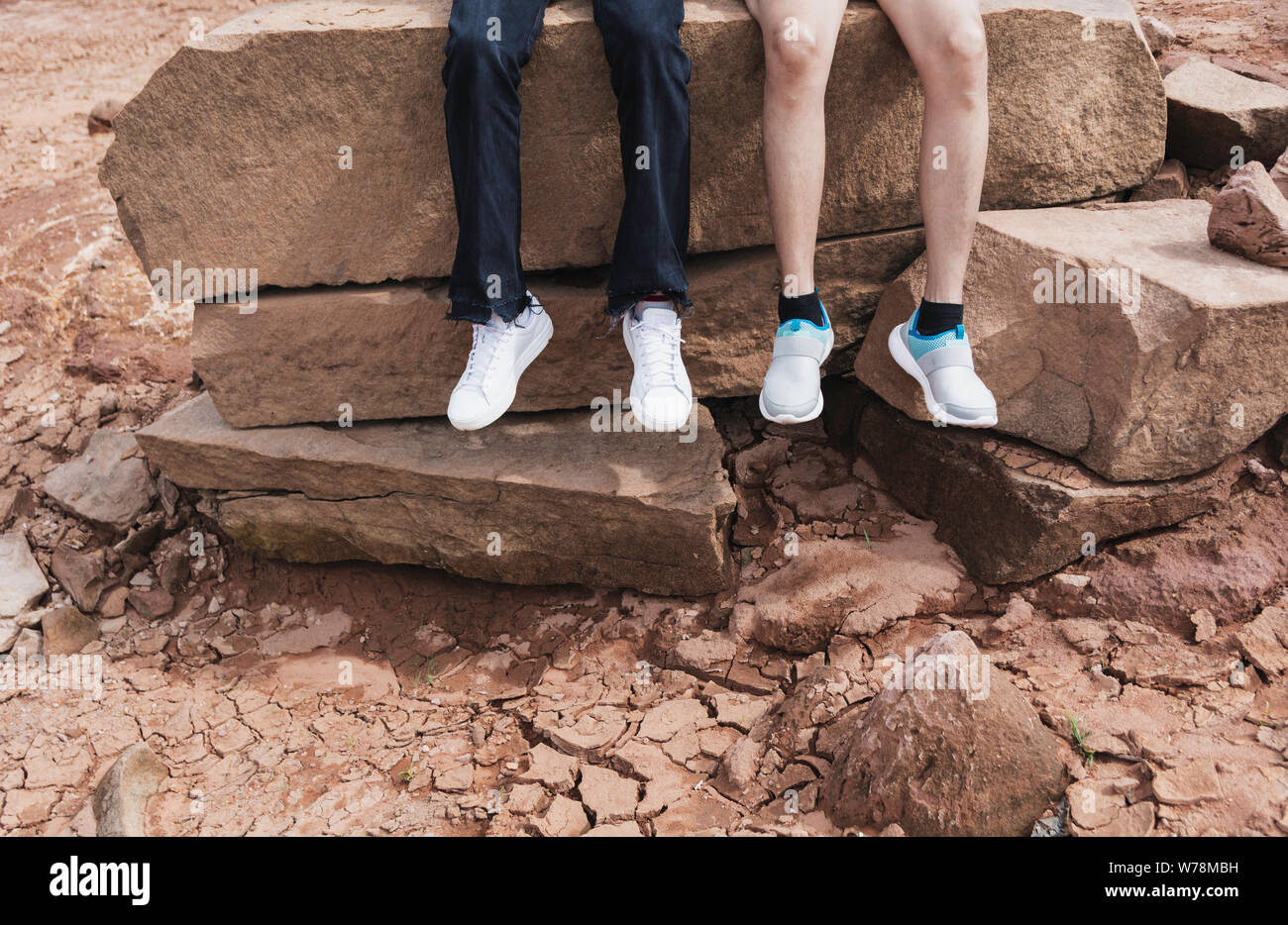 Girls sitting on rock hi-res stock photography and images - Alamy