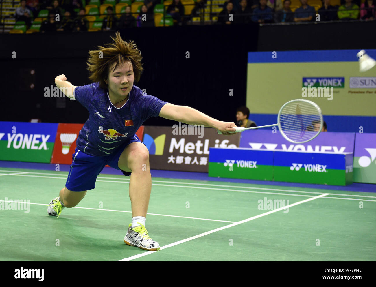 He Bingjiao of China returns a shot to Sung Ji-hyun of South Korea in their quarterfinal match of the women's singles during the YONEX-SUNRISE Hong Ko Stock Photo