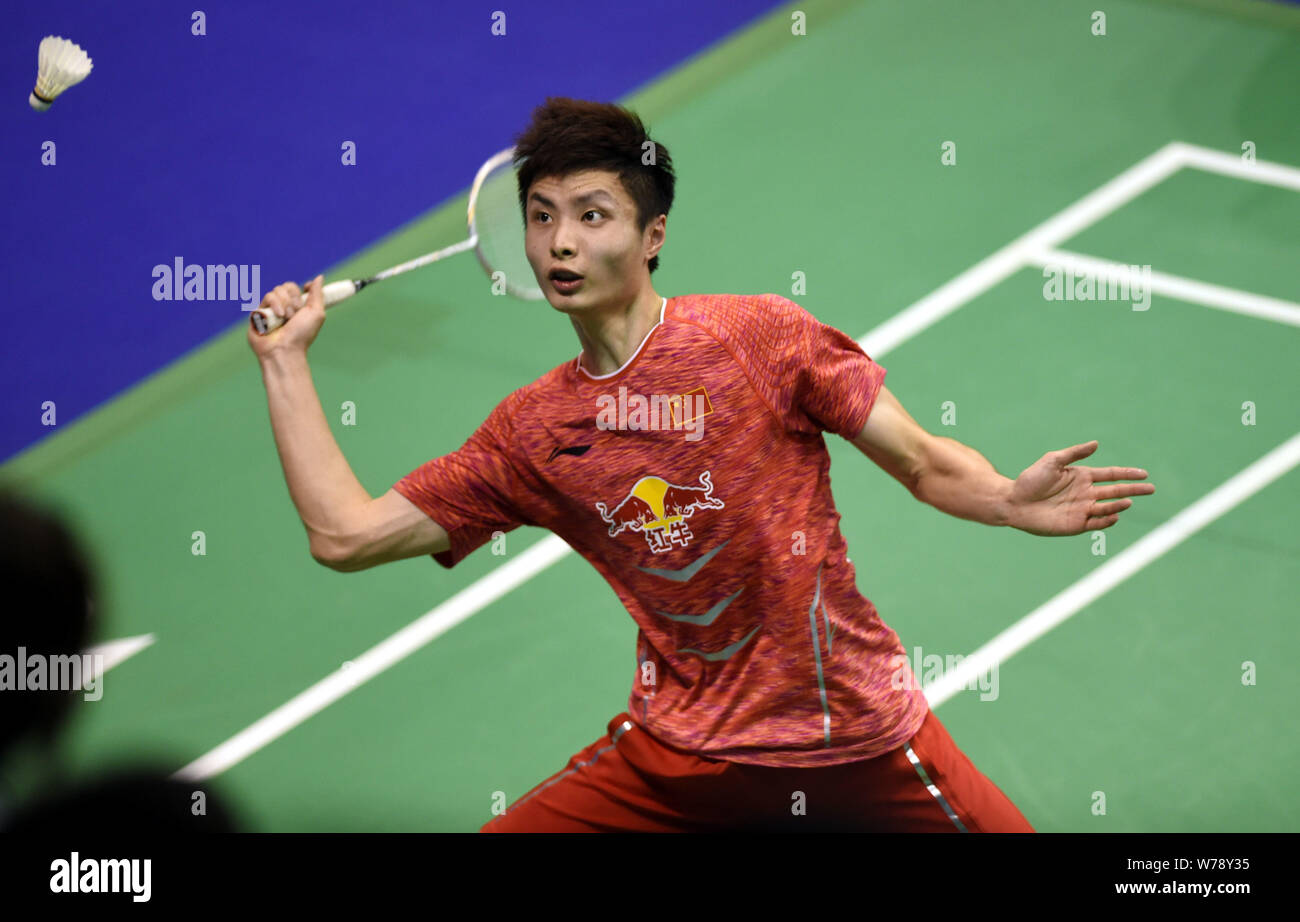 Shi Yuqi of China returns a shot to Hans-Kristian Vittinghus of Denmark in  their first round match of the men's singles during the YONEX-SUNRISE Hong  Stock Photo - Alamy