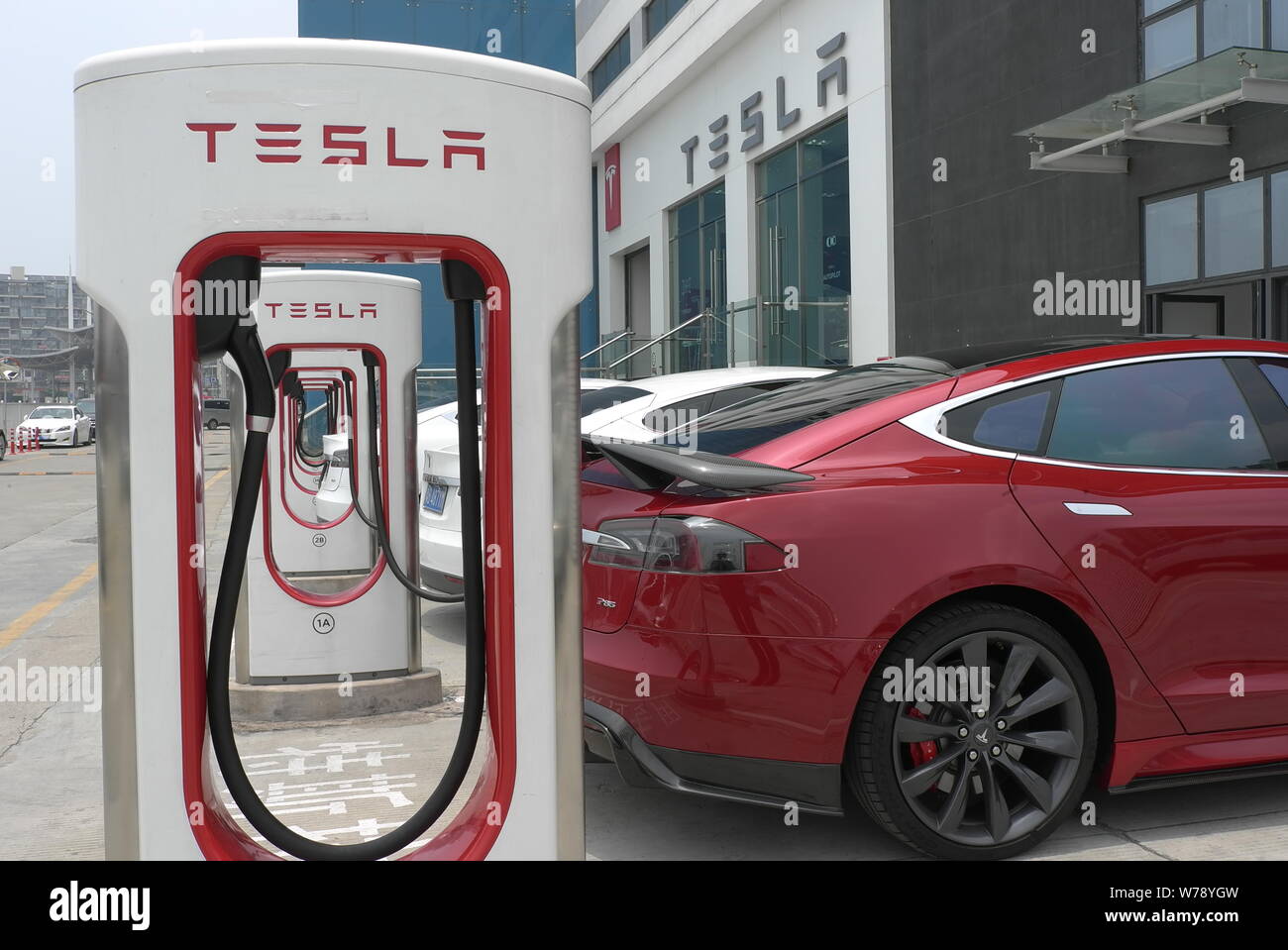 Charging a tesla roadster hi-res stock photography and images - Alamy