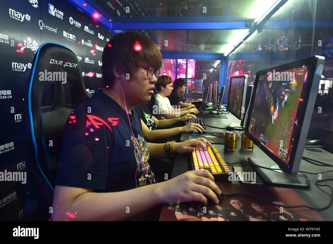 FILE--Players of Invictus Gaming (IG) compete in the online game, League of Legends (LOL) during the International Esports Tournament 2015 in Yiwu Stock Photo