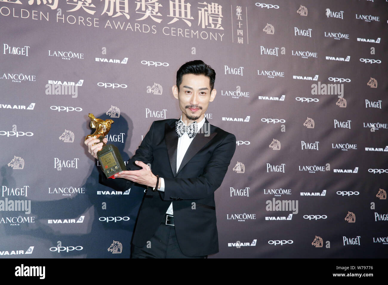 **TAIWAN OUT**Taiwanese actor Chen Chu-sheng poses with his trophy of the Best Supporting Actor for his role in the movie "Alifu" at the 54th Golden H Stock Photo