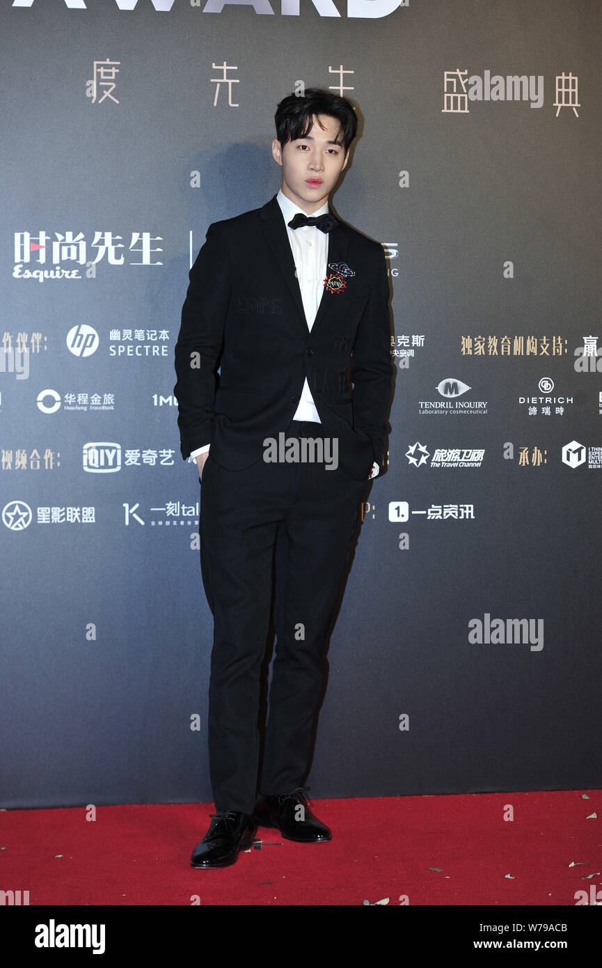 Canadian singer and actor Henry Lau poses as he arrives on the red carpet  for the 14th Annual Esquire MAHB 'Man At His Best' awards ceremony in  Beijin Stock Photo - Alamy