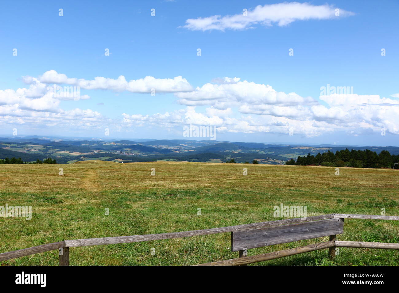 Weitblick von der Wasserkuppe, dem höchsten Berg in der Rhön in die Berglandschaft der Rhön Stock Photo