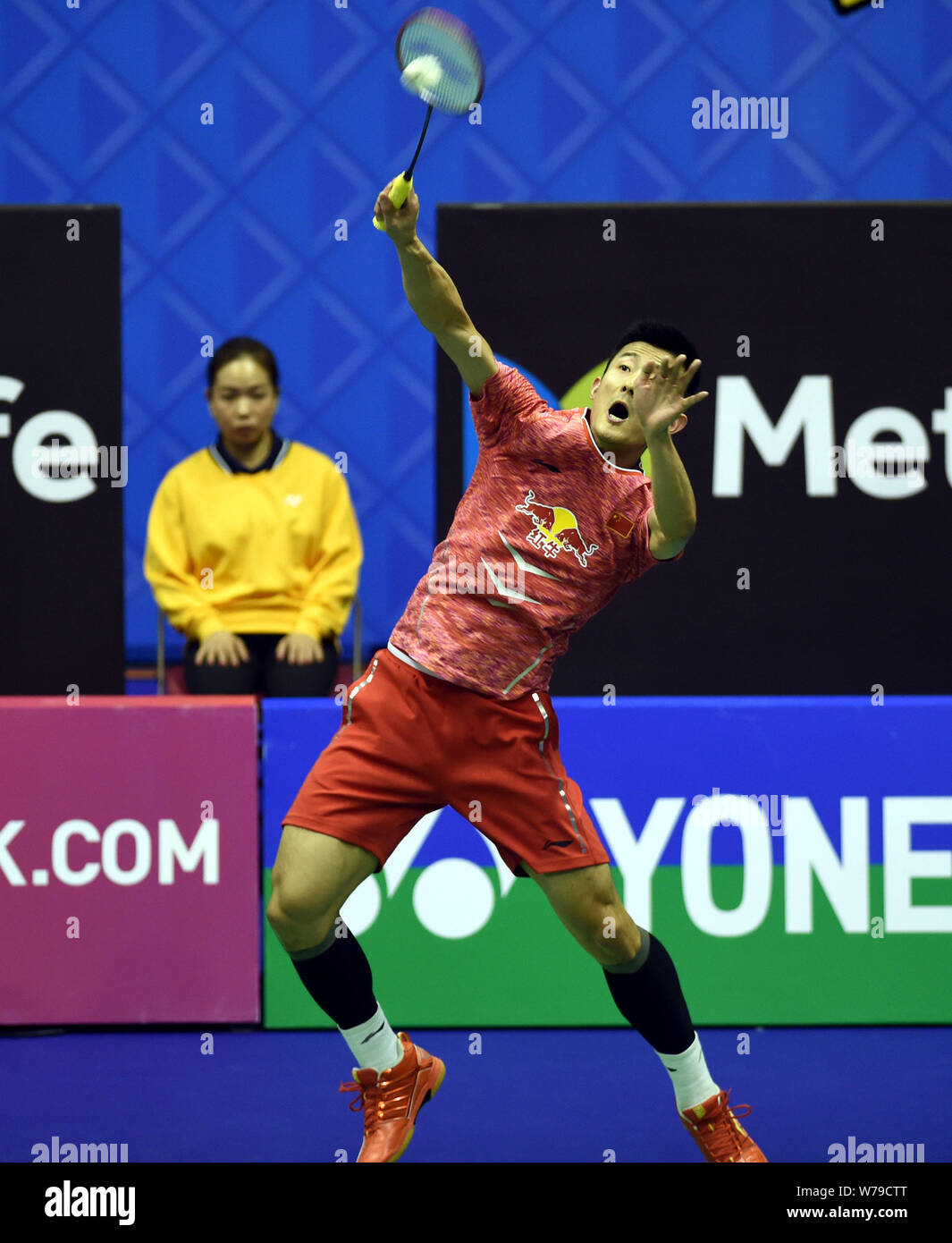 Chen Long of China returns a shot to Lee Dong-keun of South Korea in ...