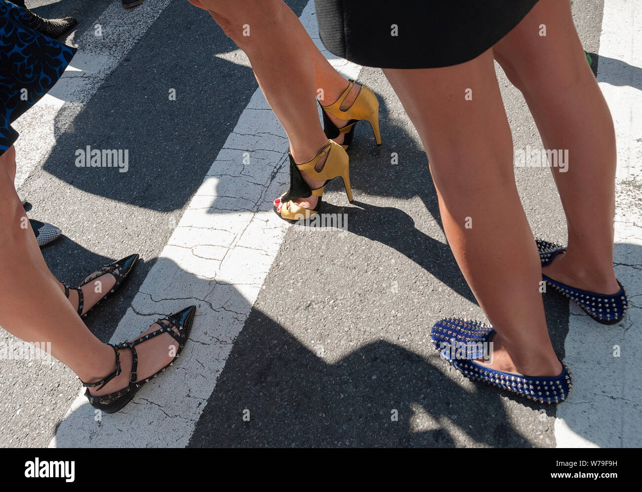 3 women standing in high heels hi-res stock photography and images - Alamy