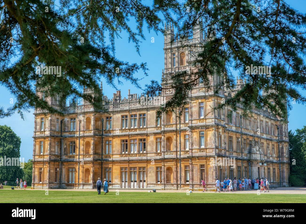Tourists queue outside Highclere Castle, scene of the Downton Abbey film, Hampshire, UK Stock Photo