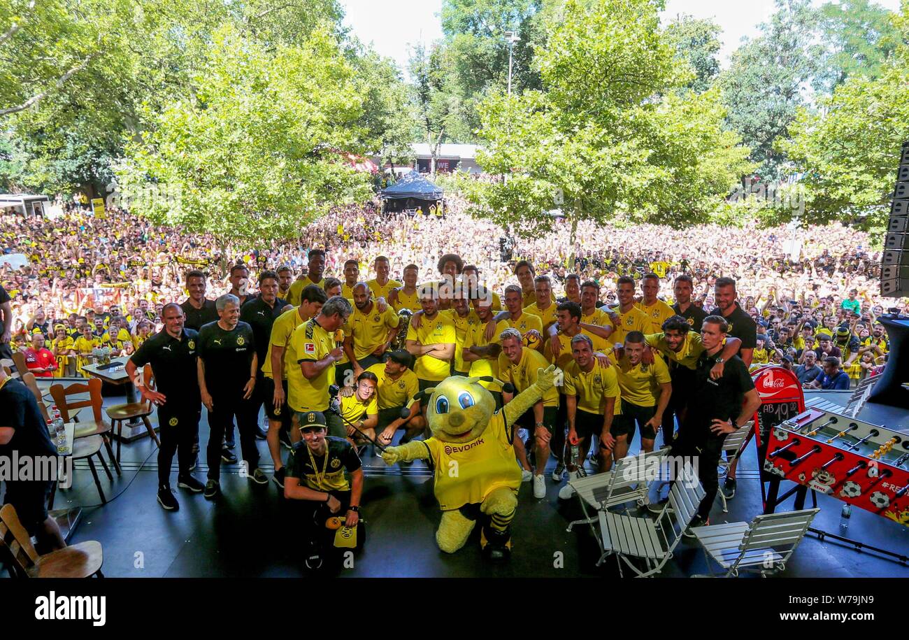 firo: 04.08.2019, football, season 2019/2020, Borussia Dortmund, season opener, team presentation, team photo, selfie, depositor, feature, general, fans, | usage worldwide Stock Photo