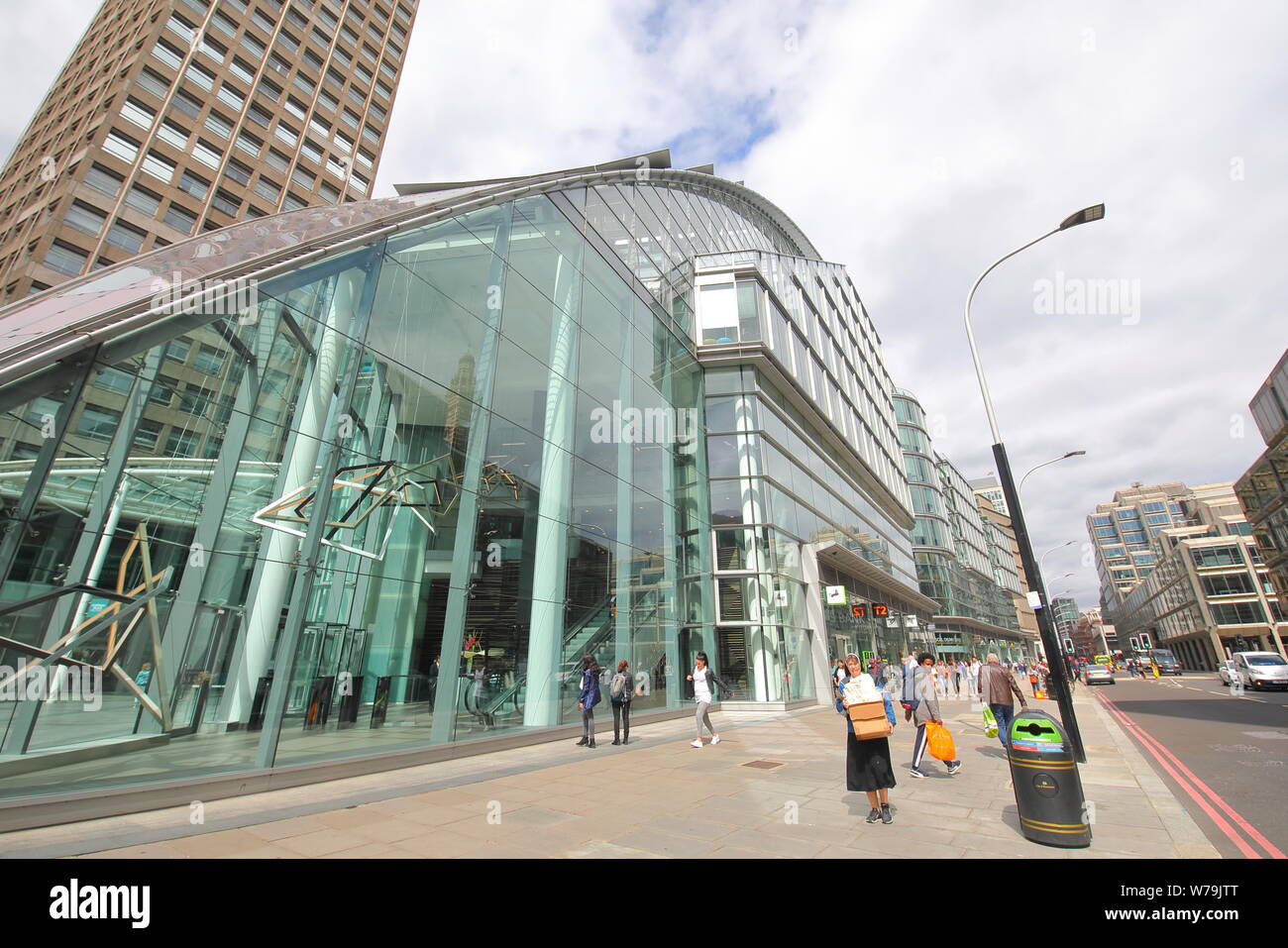 People Visit Cardinal Place In Downtown London England Stock Photo Alamy people-visit-cardinal-place-in-downtown-london-england-stock-photo-alamy