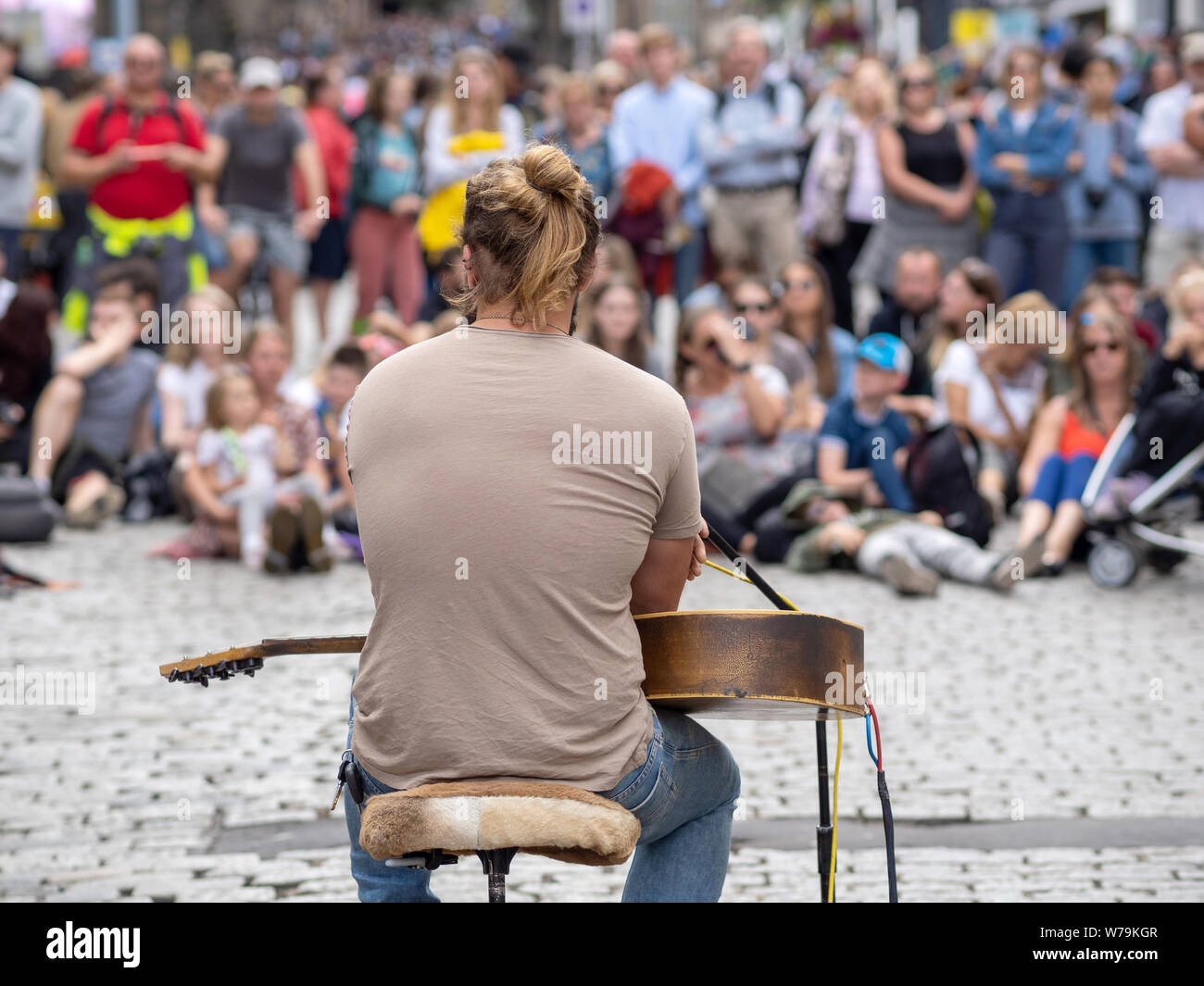 Guitarist with out of focus background - Edinburgh Festival Fringe 2019 - The Royal Mile, Edinburgh, Scotland, UK. Stock Photo
