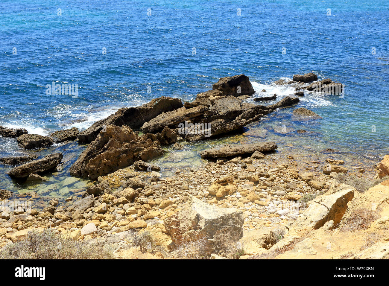 Rocks sticking out of ocean hi-res stock photography and images - Alamy
